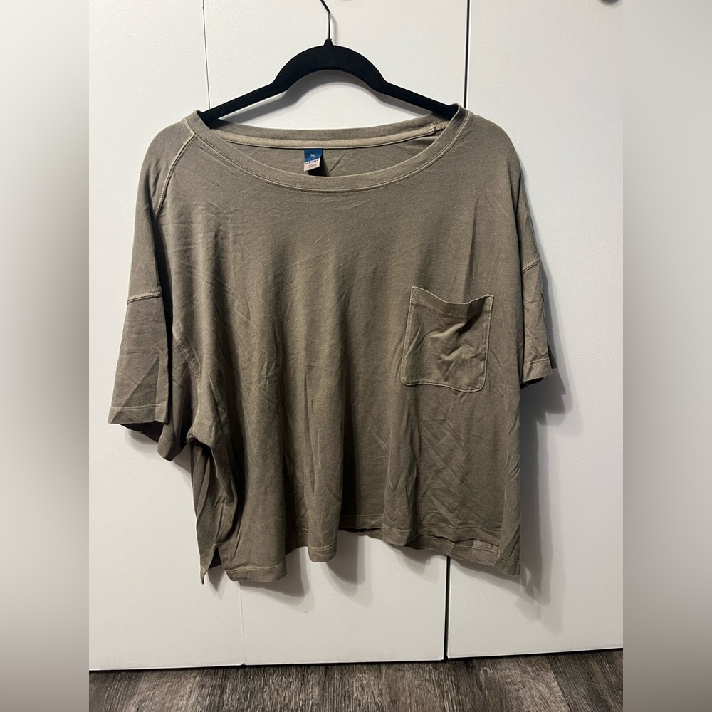 Women’s Green old navy athletic T-shirt